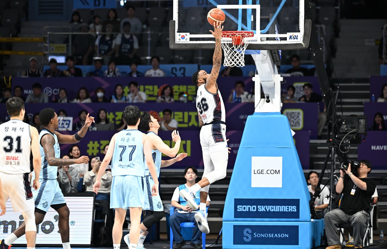 KCC 숀 롱(36번)은 19일 고양 소노와 원정경기서 20득점, 16리바운드로 활약하며 팀의 4연승과 1위 사수에 힘을 보탰다. 사진제공｜KBL