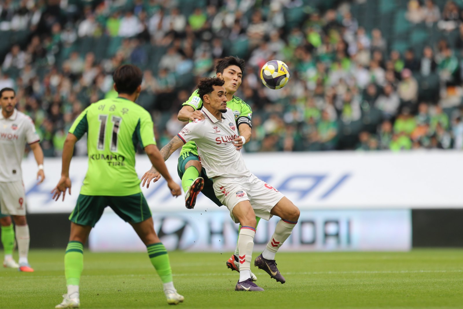 전북 현대 박진섭이 18일 전주월드컵경기장에서 열린 K리그1 정규 33라운드 홈경기서 수원FC 공격수 루안과 볼을 다투고 있다. 사진제공|한국프로축구연맹