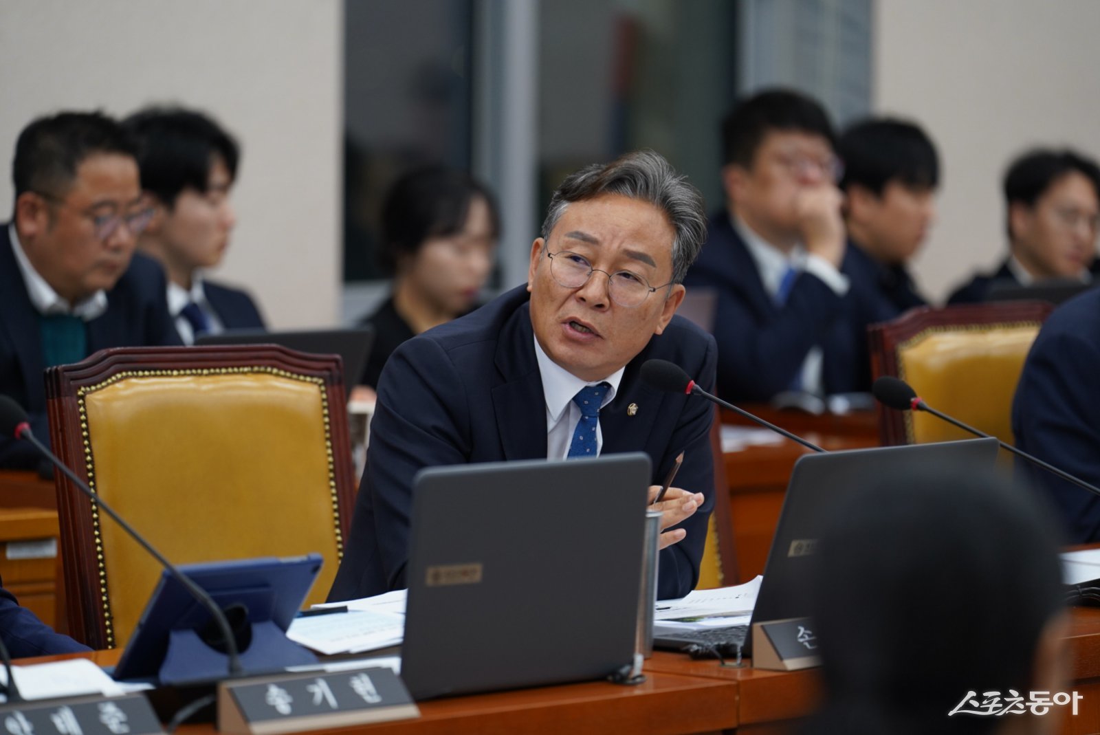 국회 국토교통위원회 소속 손명수 의원(더불어민주당, 경기 용인시을)이 경기도로부터 제출받은 자료에 따르면, 경기도 시내버스 태그리스 이용률은 ▲2022년 0.19%, ▲2023년 0.2%, ▲2024년 0.1%에 그쳤으며, 올해 8월 기준으로는 고작 0.05%에 불과했다(질의 모습). 사진제공｜손명수 의원