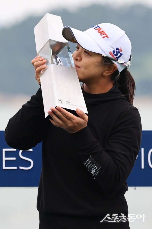 김세영이 19일 파인비치 골프링크스에서 열린 LPGA 투어 BMW 레이디스 챔피언십에서 시즌 첫 승 및 통산 13승을 달성한 뒤 챔피언 트로피에 입을 맞추고 있다. 사진제공 | 대회조직위