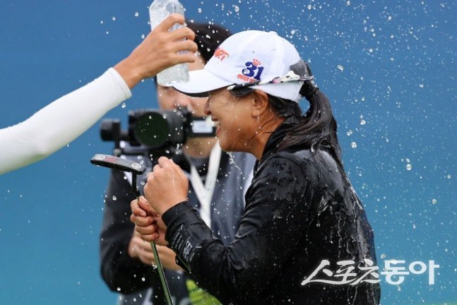 김세영이 BMW 레이디스 챔피언십 우승이 확정된 뒤 동료의 축하 물 세계를 받고 있다. 사진제공 | 대회조직위