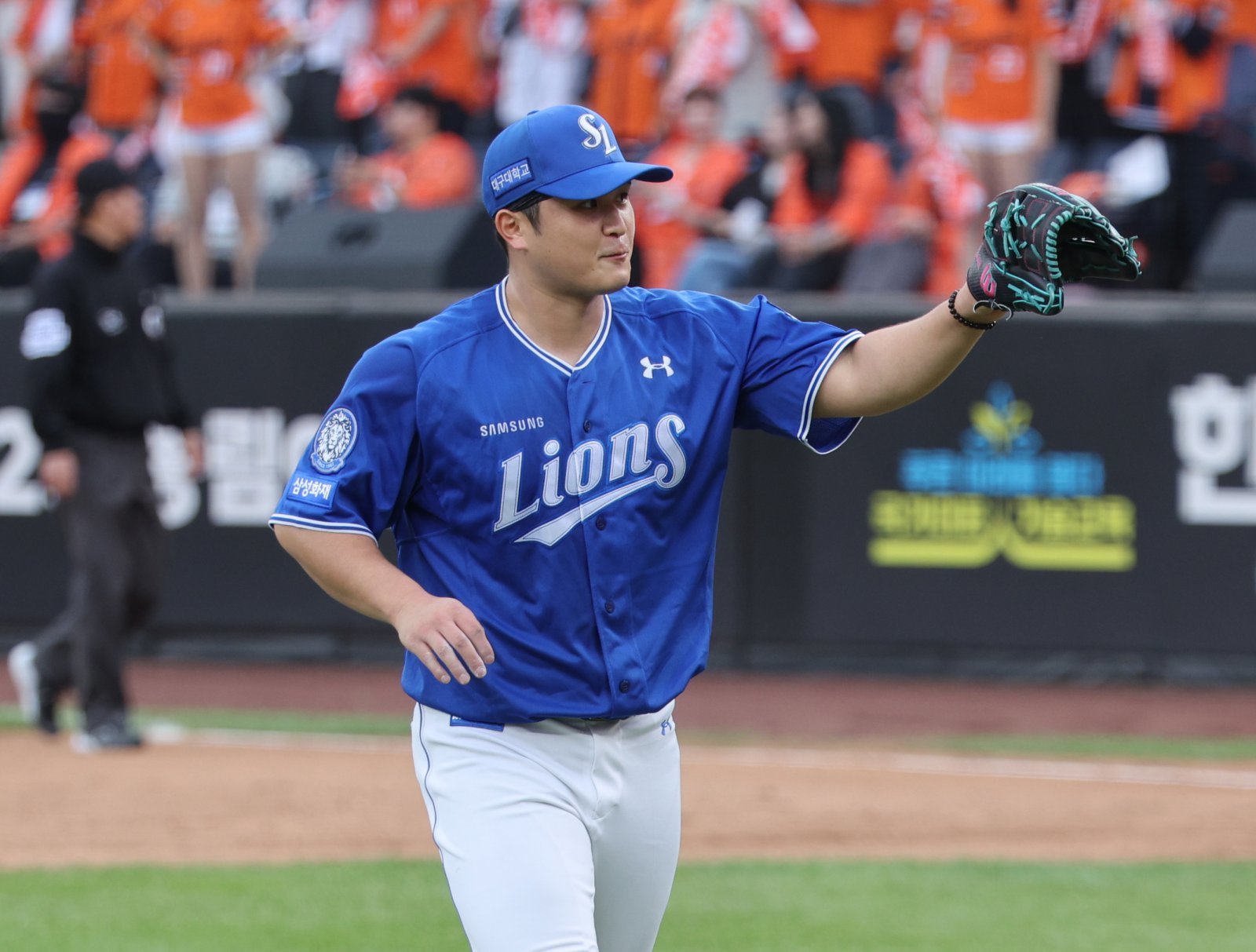 19일 대전 중구 한화생명볼파크에서 열린 2025 KBO 포스트시즌 플레이오프 2차전 삼성 라이온즈와 한화 이글스의 경기, 6회말 삼성 최원태가 무실점으로 이닝을 마친 뒤 더그아웃으로 들어오며 미소짓고 있다. 대전|뉴시스