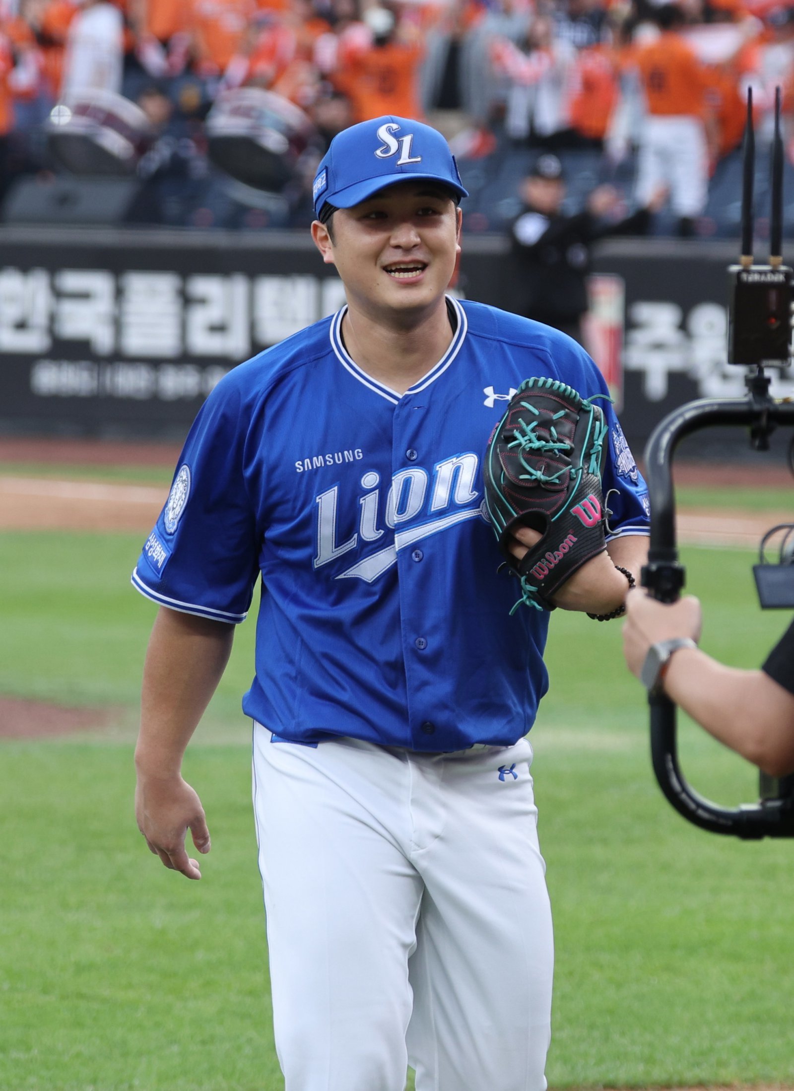 19일 대전 중구 한화생명볼파크에서 열린 2025 KBO 포스트시즌 플레이오프 2차전 삼성 라이온즈와 한화 이글스의 경기, 6회말 삼성 최원태가 무실점으로 이닝을 마친 뒤 더그아웃으로 들어오며 미소짓고 있다. 대전|뉴시스