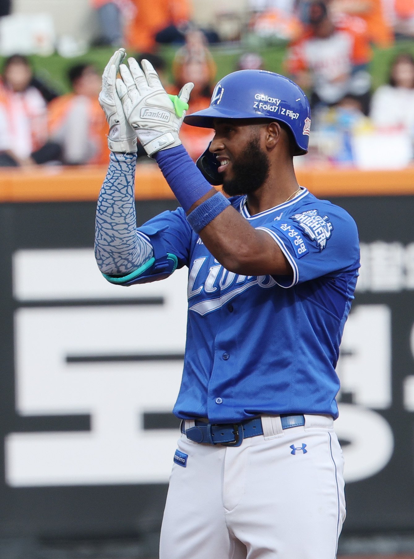 19일 대전 중구 한화생명볼파크에서 열린 2025 KBO 포스트시즌 플레이오프 2차전 삼성 라이온즈와 한화 이글스의 경기, 3회초 1사 1,3루 삼성 디아즈가 역전 1타점 2루타를 친 뒤 기뻐하고 있다. 대전｜뉴시스