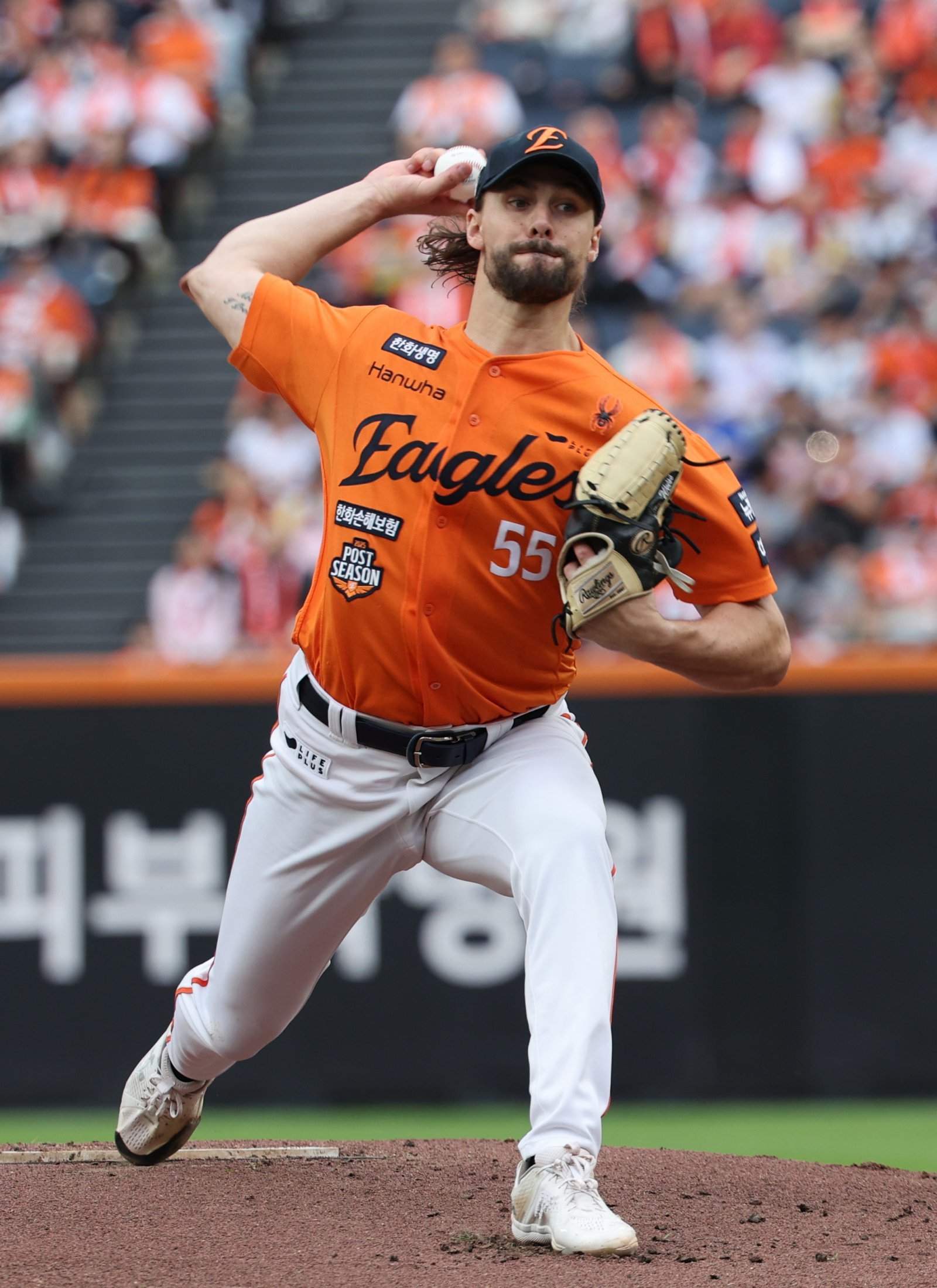 한화 라이언 와이스가 19일 대전 한화생명볼파크에서 열린 2025 포스트시즌(PS) 삼성과 플레이오프 2차전에 선발등판해 힘차게 공을 던지고 있다. 와이스는 4이닝 9안타 2볼넷 4탈삼진 5실점을 기록하며 1차전 코디 폰세(6이닝 6실점 5자책)에 이어 부진한 모습을 보였다. 대전|뉴시스