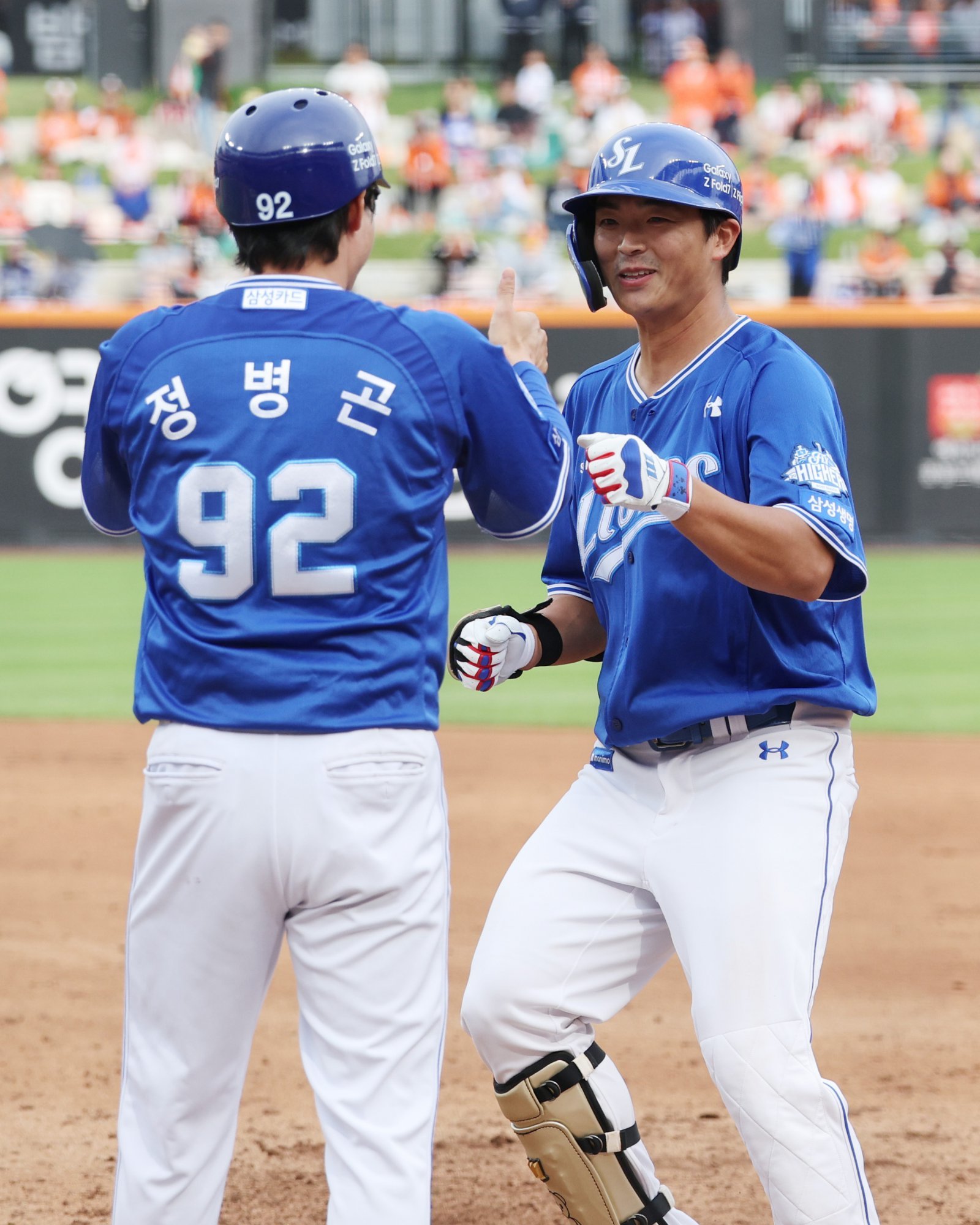 삼성 김태훈(오른쪽)이 첫 가을야구 무대에서 연일 활약하며 강렬한 인상을 남기고 있다. 19일 한화와 PO 2차전서는 5타수 3안타를 폭발했다. 3회초 2사 1루서 안타를 쳐낸 뒤 정병곤 코치와 하이파이브를 하는 김태훈. 대전|뉴시스
