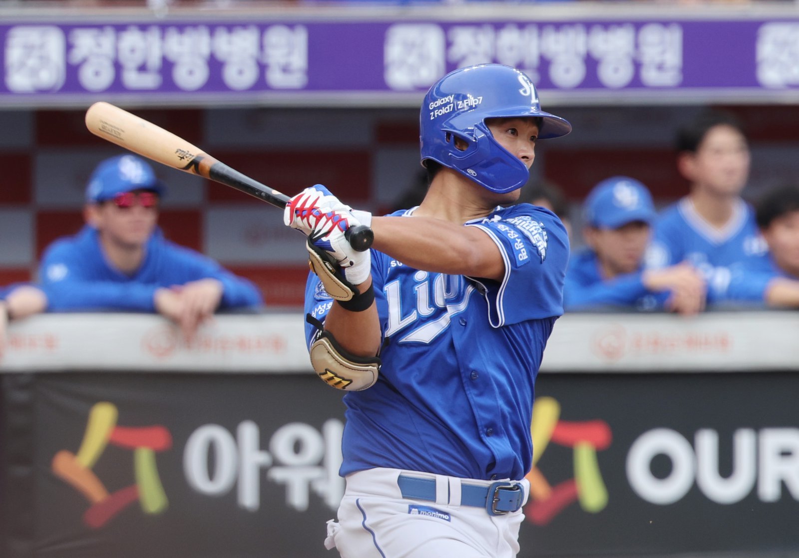 삼성 김태훈(오른쪽)이 첫 가을야구 무대에서 연일 활약하며 강렬한 인상을 남기고 있다. 19일 한화와 PO 2차전서는 5타수 3안타를 폭발했다. 3회초 2사 1루서 안타를 쳐낸 뒤 타구를 응시하는 김태훈. 대전|뉴시스