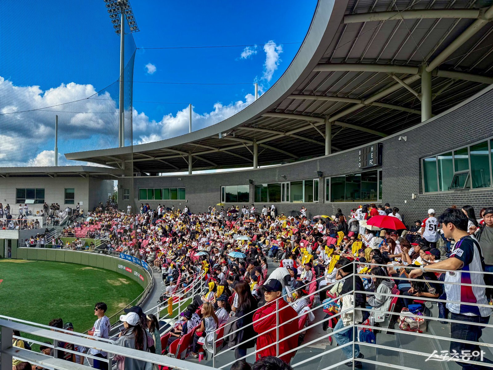19일 이천 LG챔피언스파크에 3000여 명의 LG 팬이 운집했다. 이천|김현세 기자 kkachi@donga.com