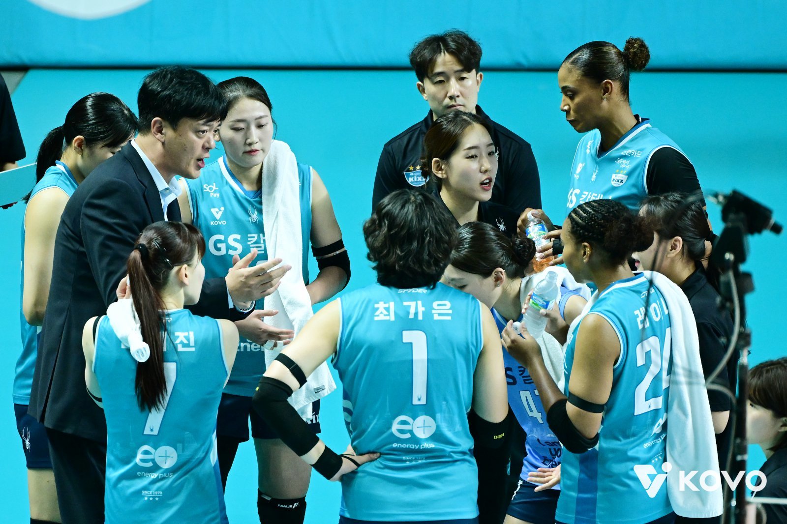 GS칼텍스 이영택 감독(왼쪽)이 19일 장충체육관에서 열린 IBK기업은행과 V리그 여자부 홈 개막전 도중 작전타임을 갖고 있다. 사진제공|KOVO