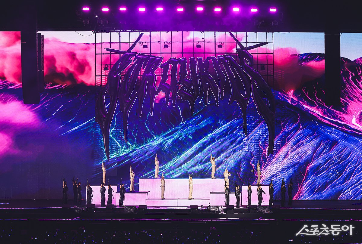 스트레이 키즈가 인천 아시아드 주경기장에서 1년간 34개 도시를 돌며 진행한 월드투어 ‘도미네이트’의 피날레를 화려하게 장식했다. 사진제공 | JYP 엔터테인먼트