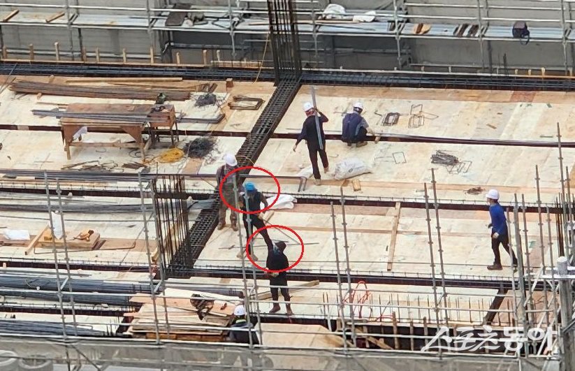 부산진문화원 신축공사 현장에서 일부 근로자들이 안전모 대신 ‘벙거지 모자’를 착용한 채 작업을 하는 모습이 포착돼 시민들의 우려가 제기됐다.