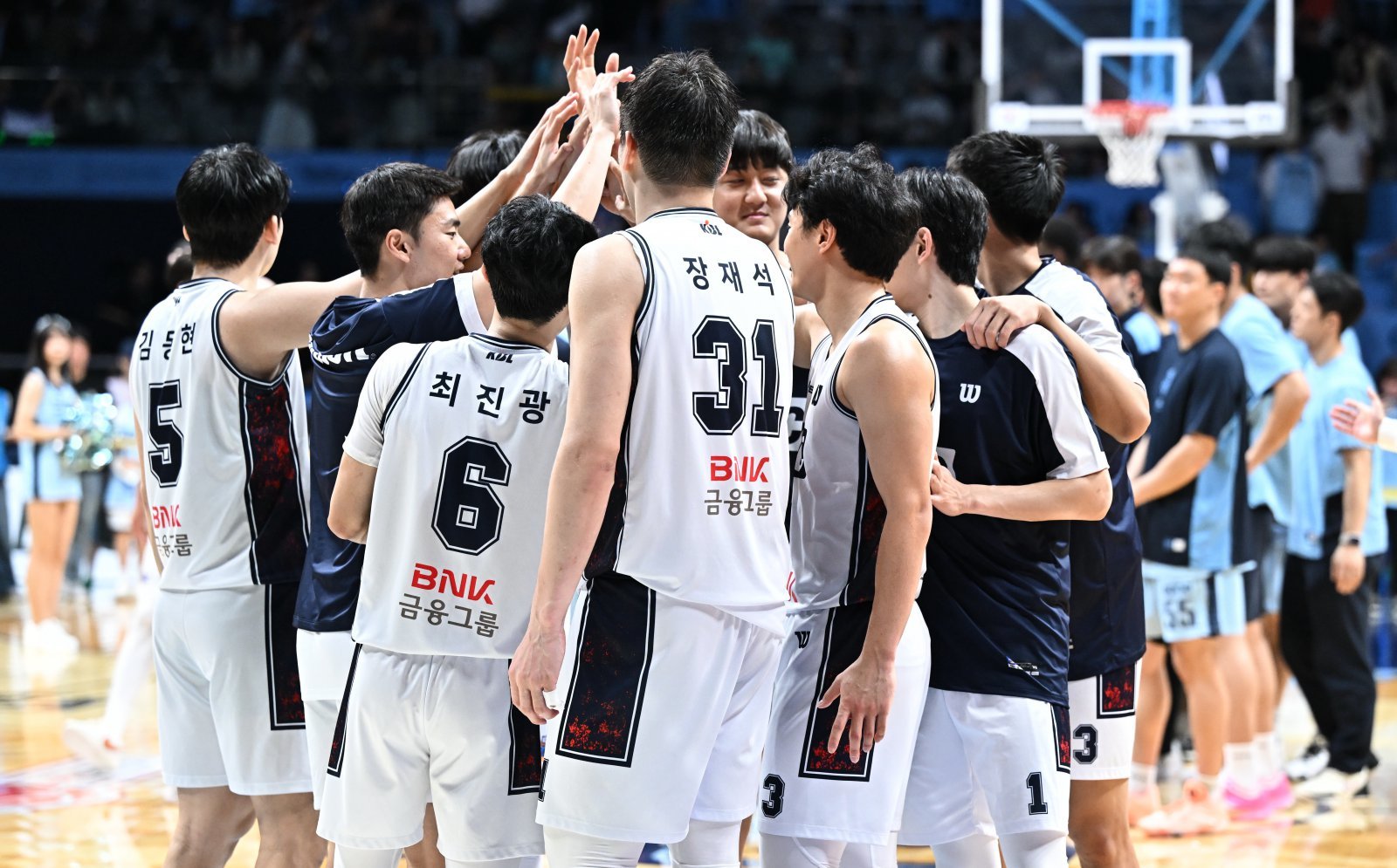 KCC는 1라운드를 6경기 치른 상황서 5승1패를 기록하고 있다. 부상자 속출에도 4연승을 질주하며 슈퍼팀 자격을 증명하고 있다. 사진제공｜KBL