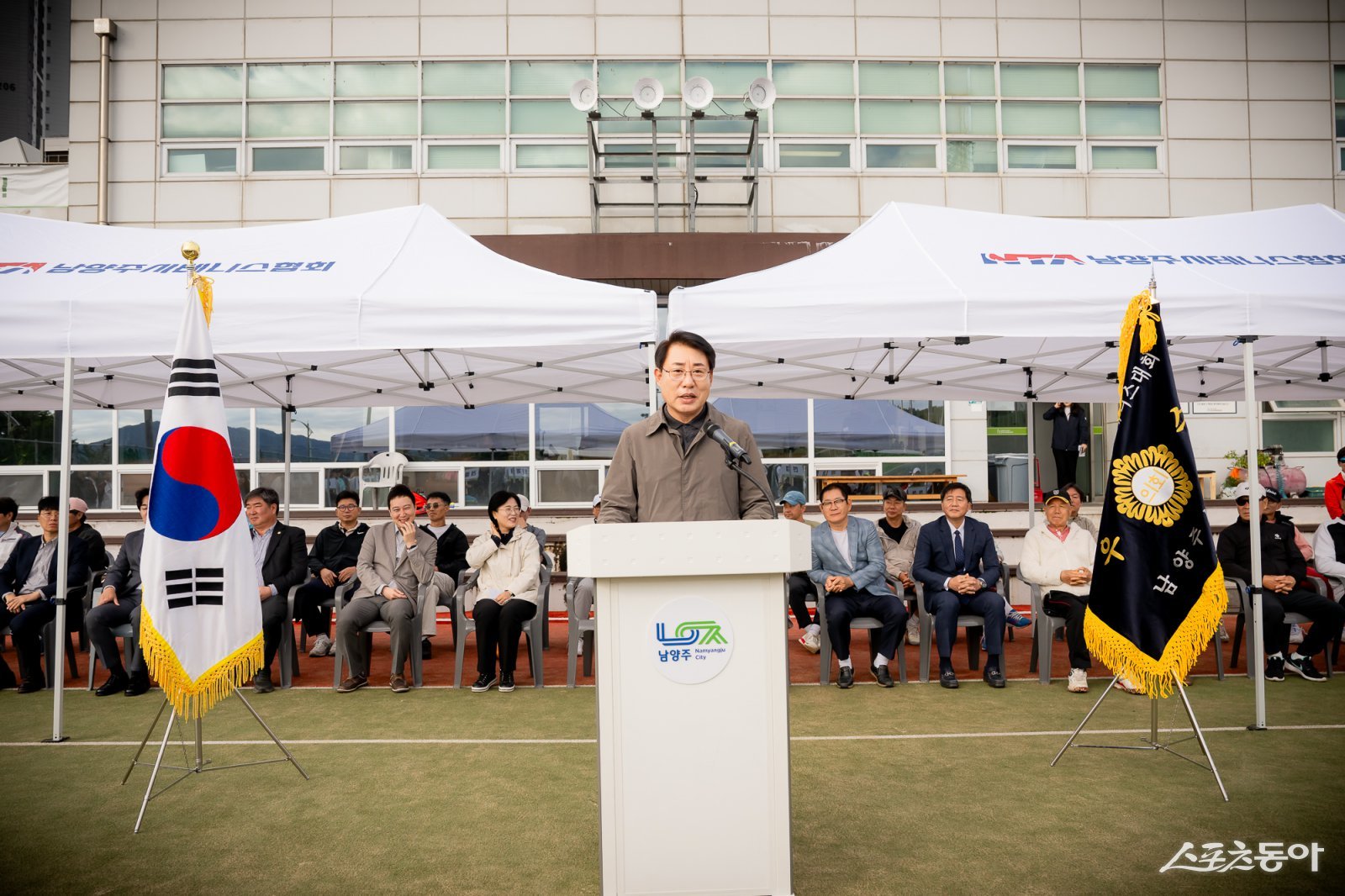 조성대 의장은 19일 남양주체육문화센터에서 제7회 남양주시의회 의장기 테니스대회에서 인사말을 하고 있다. 사진제공ㅣ남양주시의회