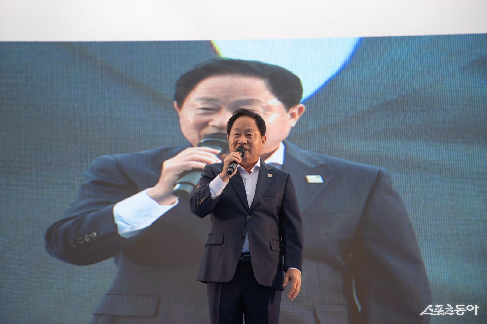 주광덕 시장은 지난 18일 호평동 늘을중앙공원에서 ‘제3회 호평동 주민총회·마을축제’에서 인사말을 하고 있다. 사진제공ㅣ남양주시