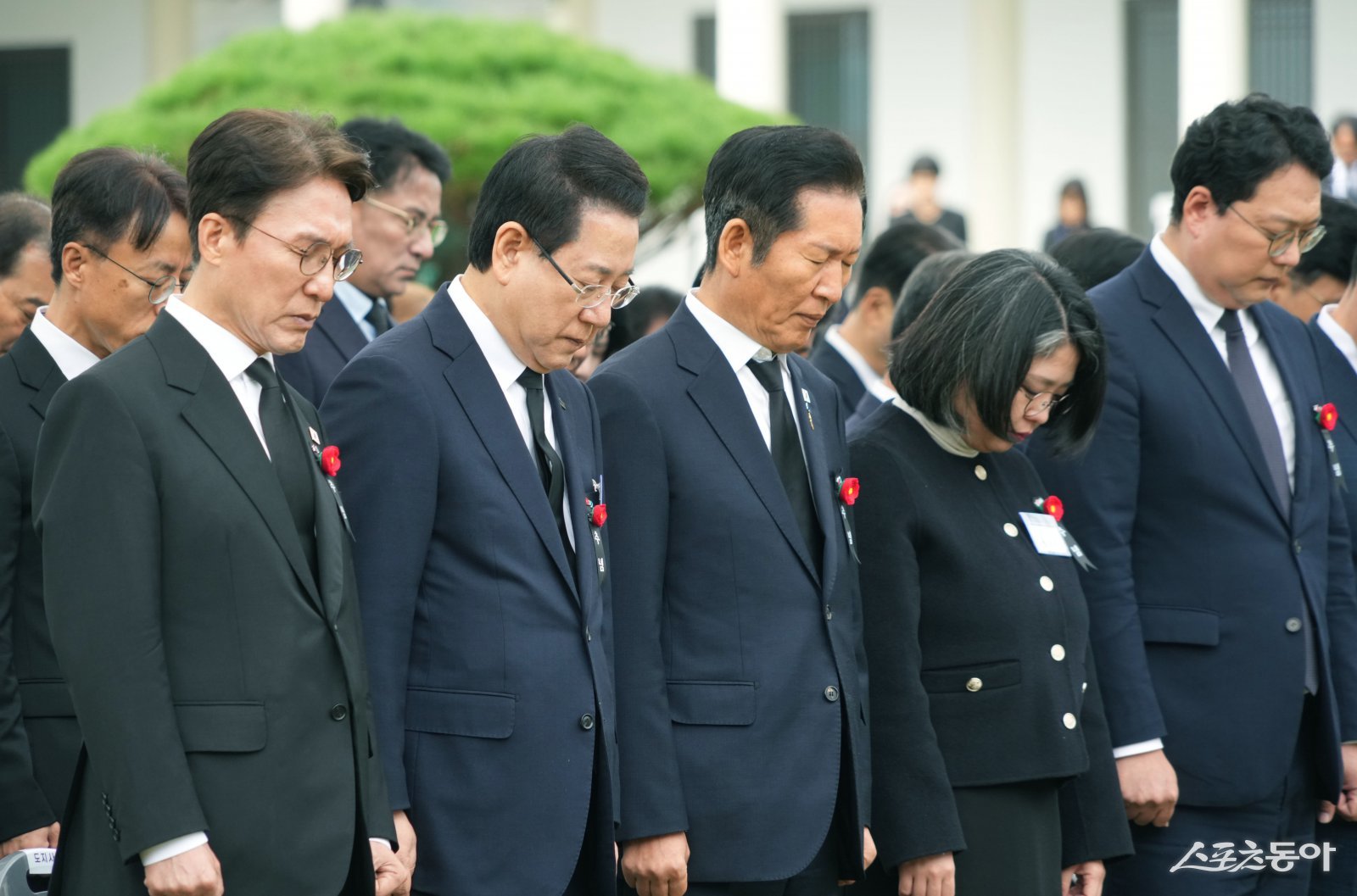 김영록 전라남도지사가 지난 19일 구례군 지리산역사문화관에서 열린 ‘여순사건 제77주기 합동추념식’ 행사에서 김민석 국무총리, 정청래 민주당 대표 등 국회의원들과 희생자들에 대한 묵념을 하고 있다. 사진제공=전남도