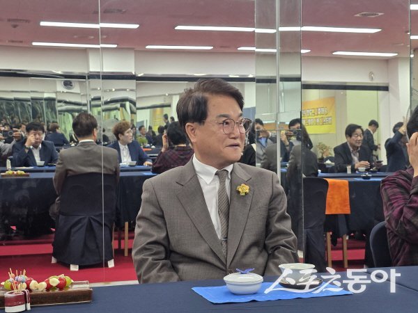 김하수 청도군수가 반시축제장에서 기자간담회를 하고 있다. 사진 ㅣ 심현보 기자