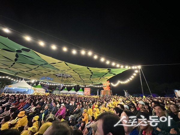 ‘2025 청도반시축제 및 청도세계코미디아트페스티벌’ 야간 관람을 하고 있다. 사진제공 ㅣ 청도군