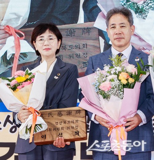 이선희 경북도의회 기획경제위원장이 ‘목민감사패’를 수상하고 있다. 사진제공 ㅣ 이선희의원실