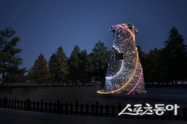 경주 첨성대에서 ‘천문학과 황금문화를 주제로 한 미디어파사드 점등식’이 진행되고 있다. 사진제공 ㅣ 경주시