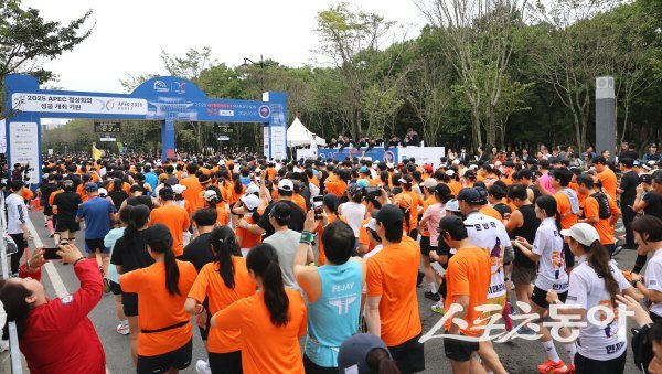 동아일보 2025 경주국제마라톤대회서 국내외 1만5,000여 마라토너들이 출발하고 있다. 사진제공 ㅣ 경주시