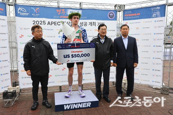이번 대회 우승자 퍼갈 커틴(Pergal Curtin) 선수가 시상대에서 기념 촬영하고 있다. 사진제공 ㅣ 경주시