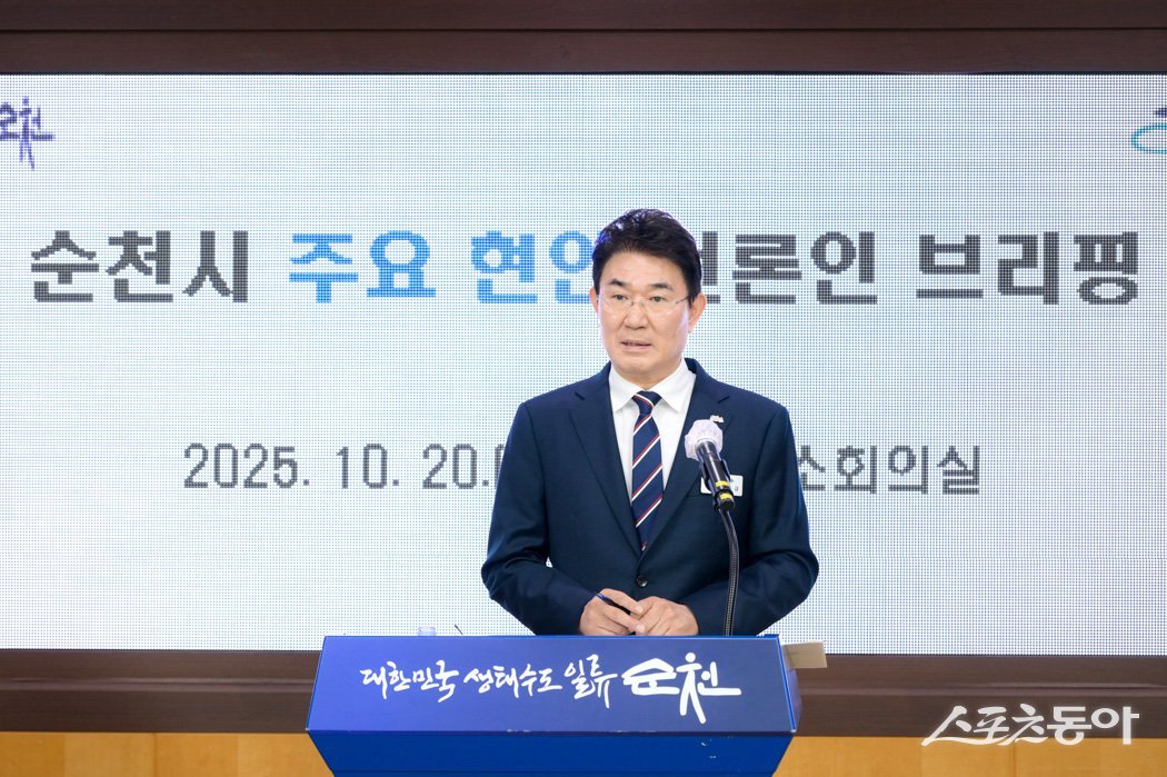 노관규 순천시장이 20일 시청 소회의실에서 순천시 주요 현안 언론인 브리핑을 통해 전 시민에게 1인당 20만 원씩 민생회복지원금을 지역화폐인 순천사랑상품권으로 지급하겠다”고 발표했다. 사진제공=순천시