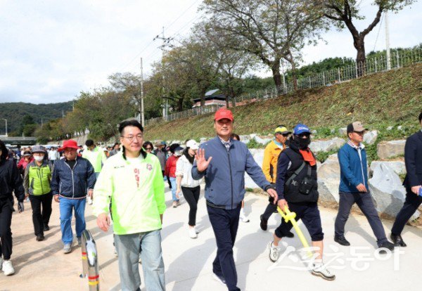 제34회 상주시민 건강걷기대회가 19일 개최돼 참여자들이 걷고 있는 모습. 사진제공ㅣ상주시