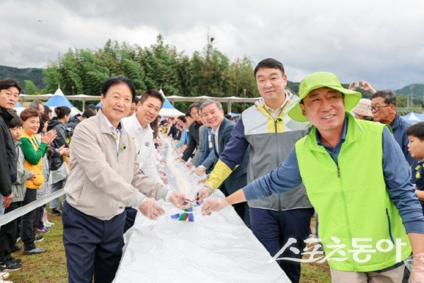 2025 성주가야산황금들녘메뚜기축제가 성료된 후 기념촬영을 하고 있는 모습. 사진제공ㅣ성주군