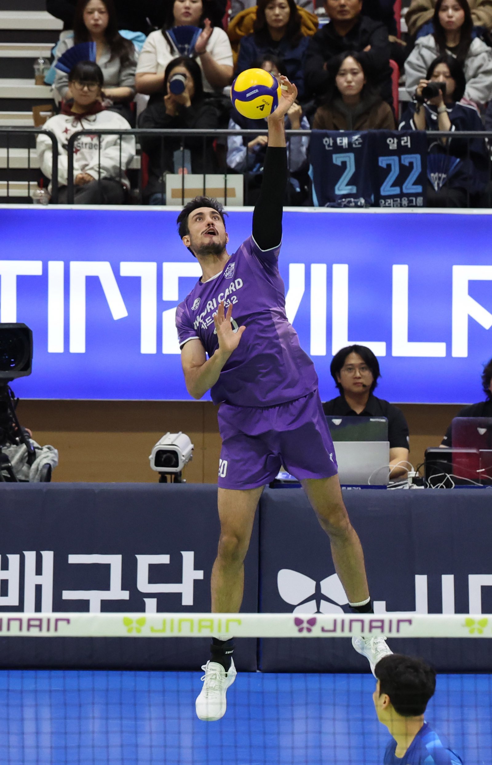 우리카드 외국인 공격수 아라우조가 20일 수원체육관에서 열린 한국전력과 ‘진에어 2025~2026 V리그’  남자부 개막전  도중 서브를 하고 있다. 수원｜뉴시스