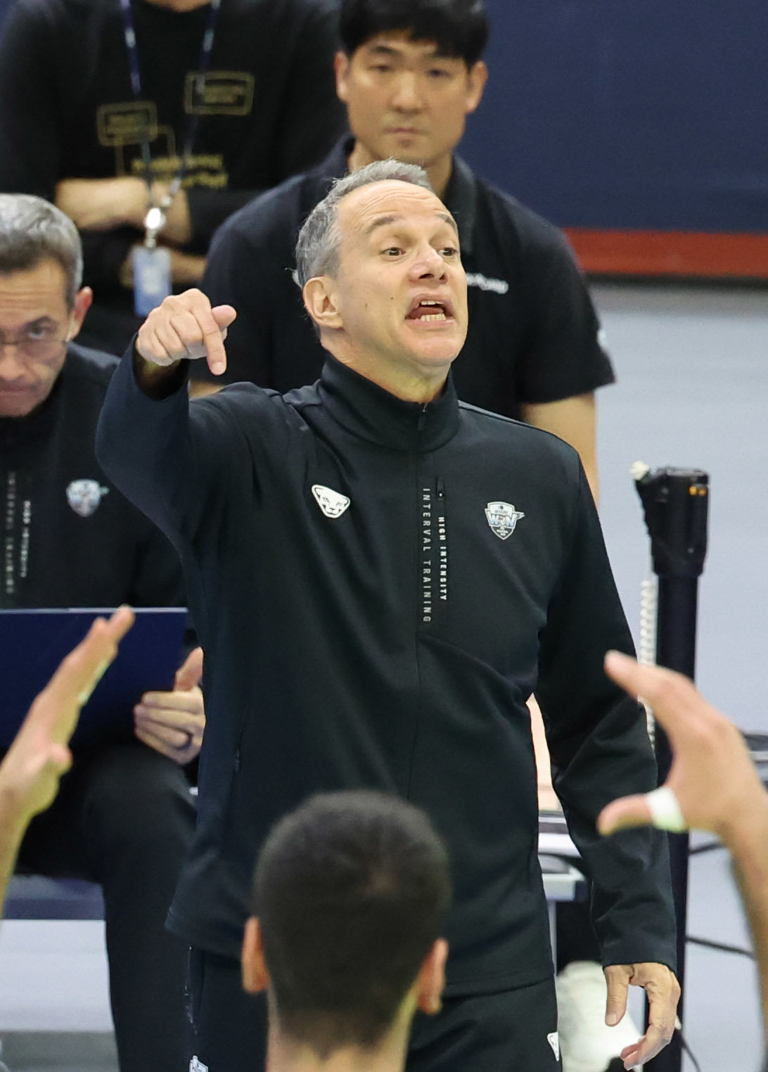 마우리시오 파에스 우리카드 감독이 20일 수원체육관에서 열린 한국전력과 ‘진에어 2025~2026 V리그’ 남자부 개막전 도중 선수들에게 작전을 지시하고 있다. 수원|뉴시스