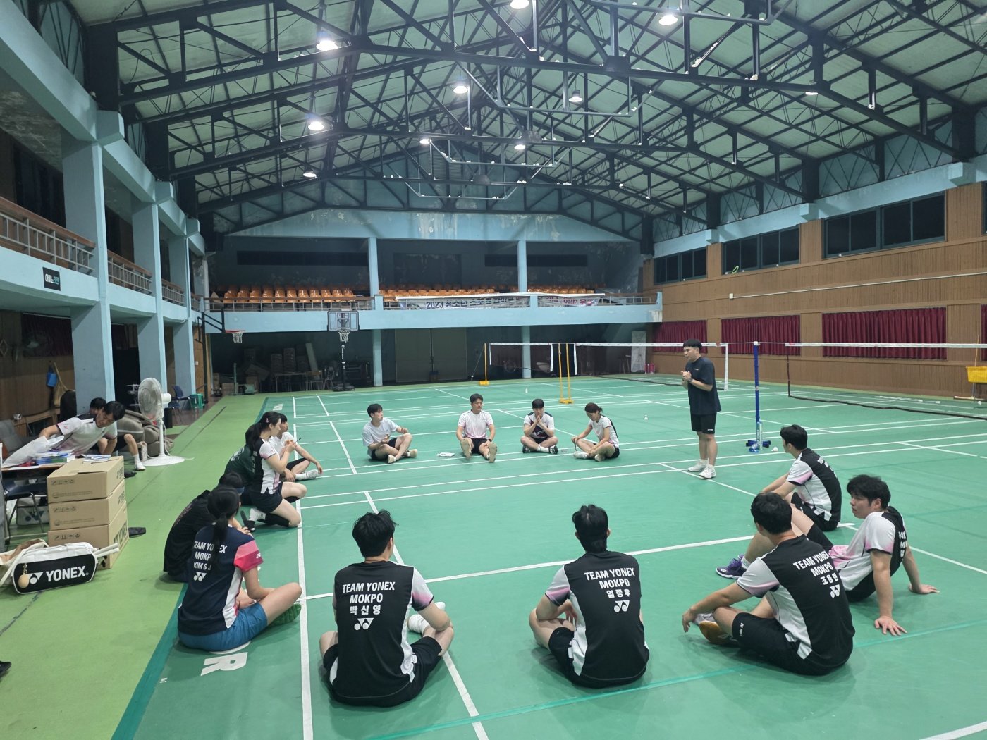 배드민턴은 생활체육의 저변확대를 단적으로 보여주는 종목이다. 생활체육 동호인이 2022년 568명에서 올해 1만2115명으로 급증했고, 같은 기간 스포츠클럽 역시 32개에서 1273개로 늘어났다. 접근성이 좋고 건강 증진에 도움이 된다는 사실이 저변확대에 큰 도움이 됐다. 사진은 회원 40명의 규모로 5년째 운영 중인 목포스포츠배드민턴클럽에서 활동하는 동호인들. 사진제공│신성민 목포스포츠배드민턴클럽 감독