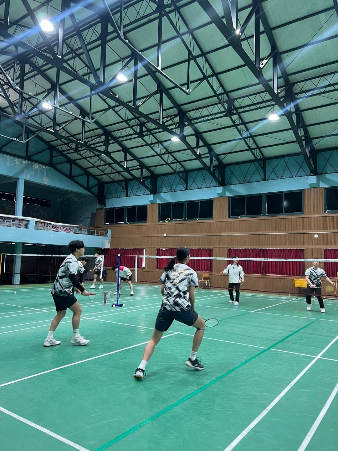 배드민턴은 생활체육의 저변확대를 단적으로 보여주는 종목이다. 생활체육 동호인이 2022년 568명에서 올해 1만2115명으로 급증했고, 같은 기간 스포츠클럽 역시 32개에서 1273개로 늘어났다. 접근성이 좋고 건강 증진에 도움이 된다는 사실이 저변확대에 큰 도움이 됐다. 사진은 회원 40명의 규모로 5년째 운영 중인 목포스포츠배드민턴클럽에서 활동하는 동호인들. 사진제공│신성민 목포스포츠배드민턴클럽 감독