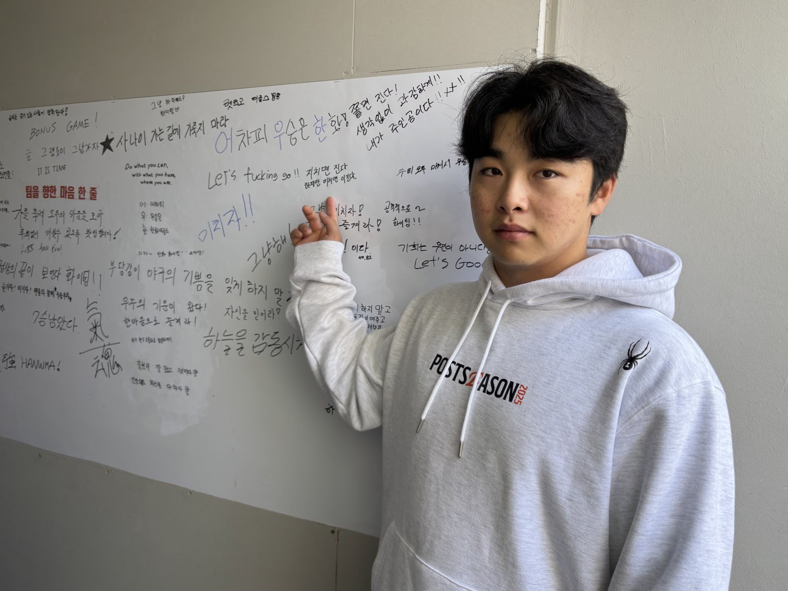 1999년이 마지막 우승이었던 한화는 올해 26년만의 KS 제패를 노린다. 대전한화생명볼파크 1루측 덕아웃 한켠에 비치된 화이트보드에는 우승을 향한 선수단의 의지가 담겨있다. 한화 문현빈이 자신이 새긴 ‘지치면 진다. 하지만 미치면 이긴다’는 메시지를 가리키고 있다. 대전|강산 기자