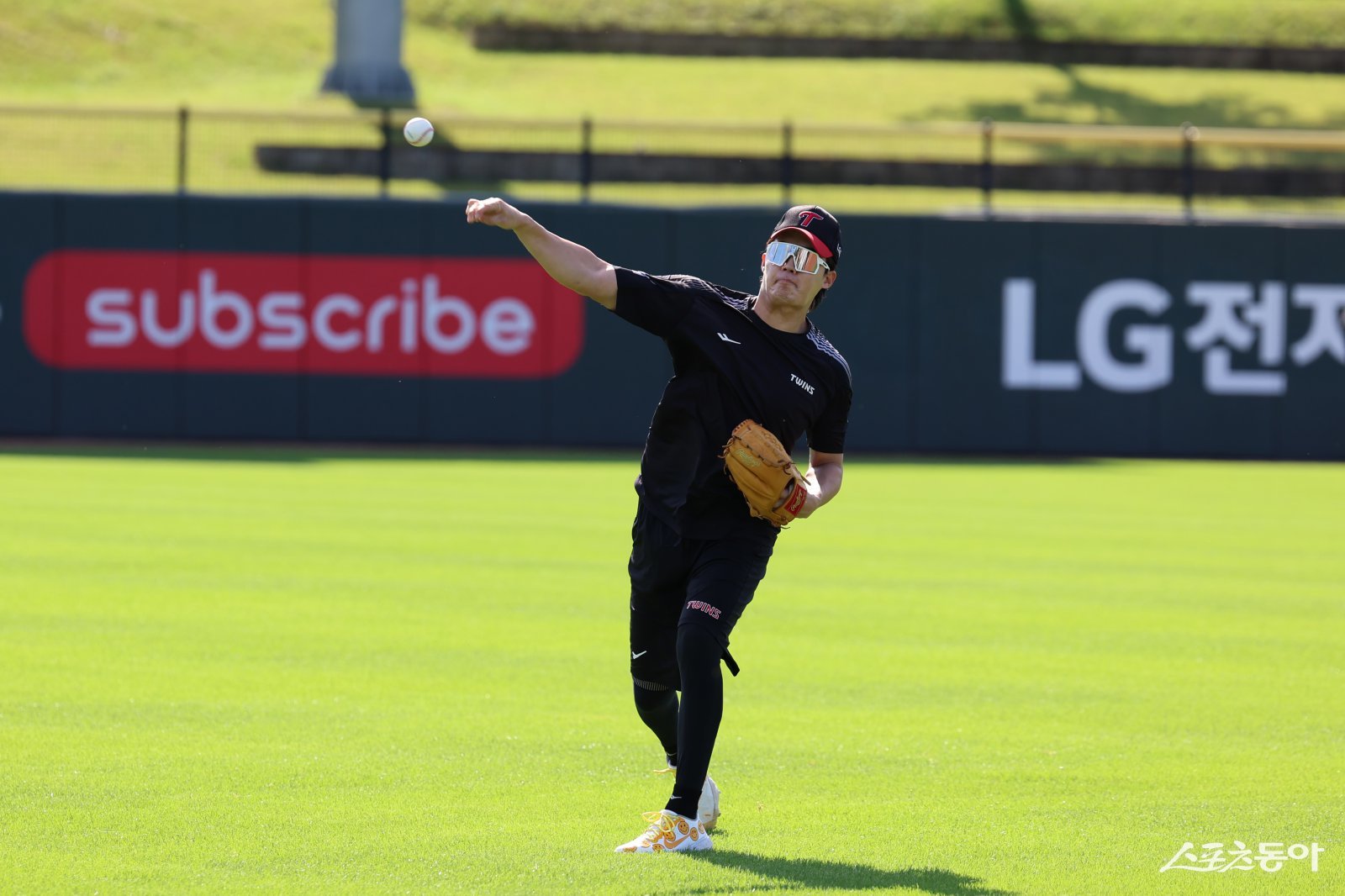 LG 임찬규가 이천 LG챔피언스파크에서 열린 한국시리즈 대비 합숙 훈련 도중 캐치볼로 몸을 풀고 있다. 사진제공|LG 트윈스