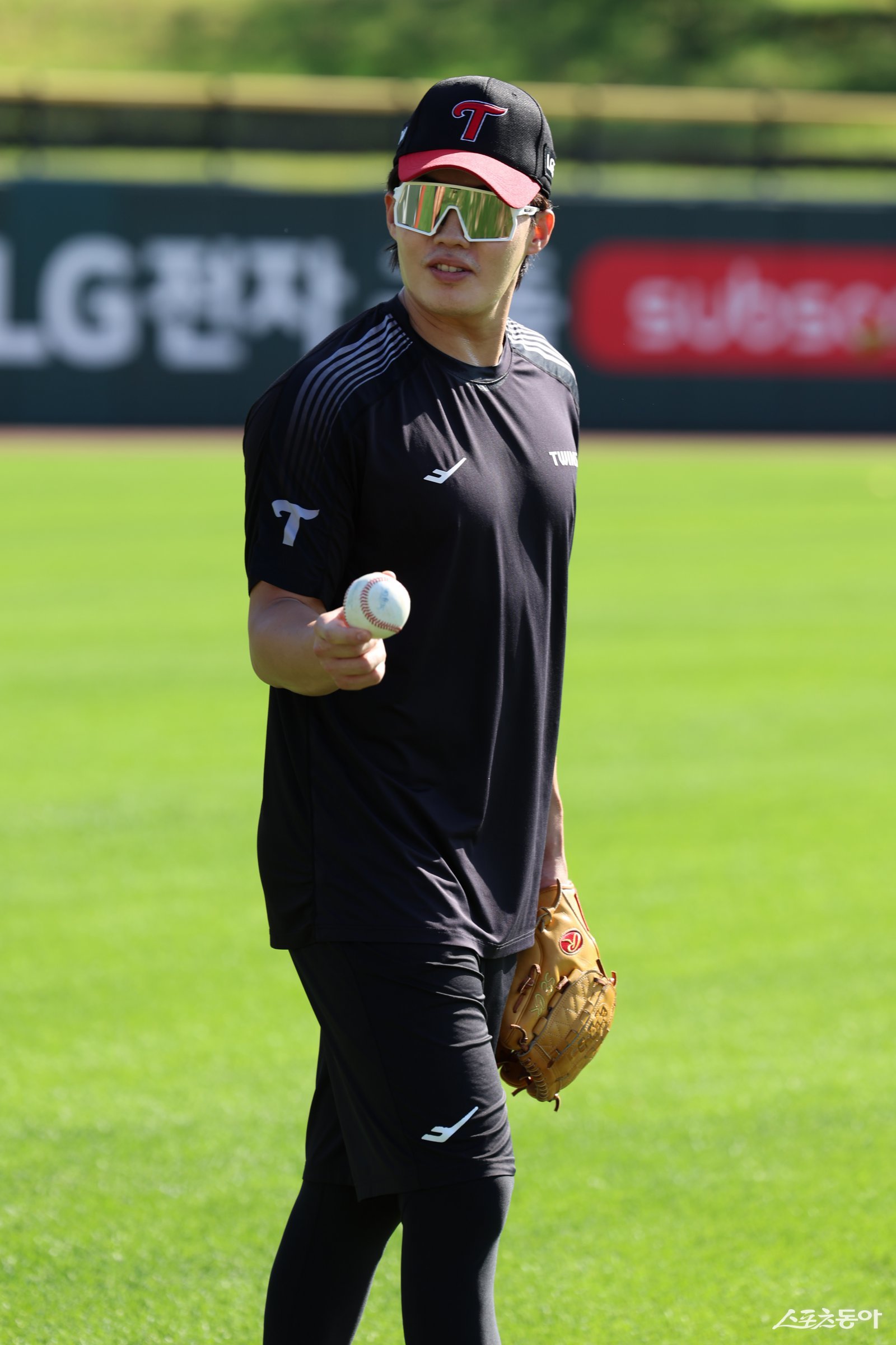 LG 임찬규가 이천 LG챔피언스파크에서 열린 한국시리즈 대비 합숙 훈련 도중 캐치볼로 몸을 풀고 있다. 사진제공|LG 트윈스