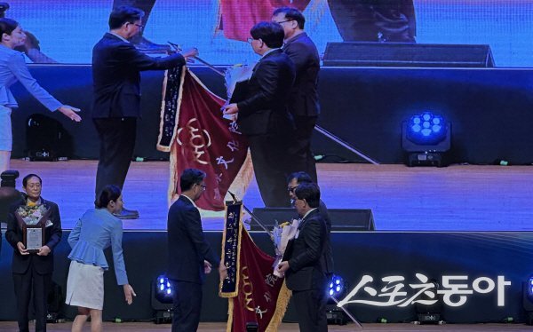 제9회 경북도 문화원의 날 기념식 및 2025 어울누리문화한마당’에서 예천문화원이 최우수 문화원상을 수상하고 있다. 사진제공 ㅣ 예천군