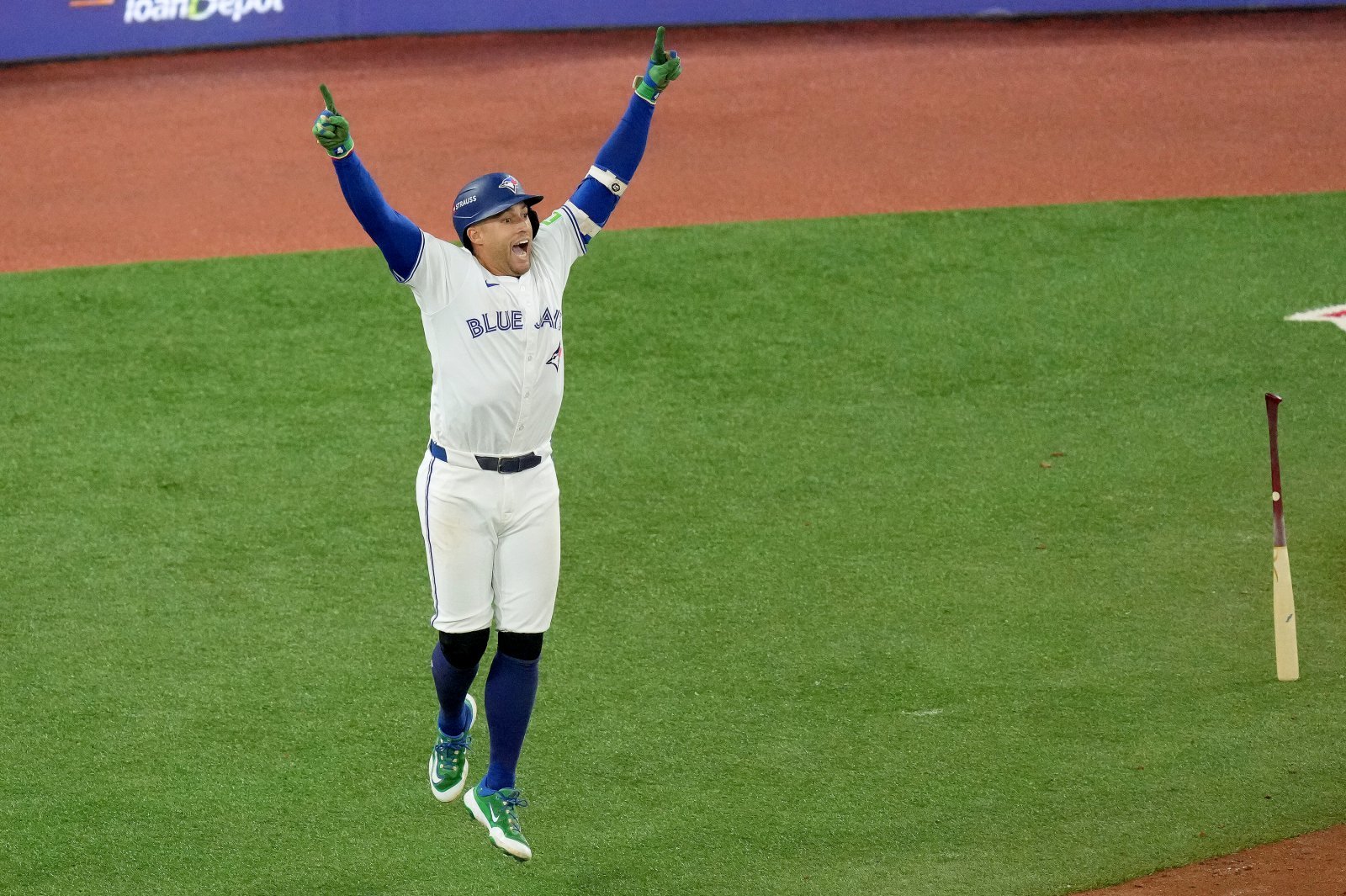 토론토 조지 스프링어가 21일(한국시간) 로저스센터서 열린 ‘2025 MLB PS’ 시애틀과 ALCS 7차전서 7회말 역전 3점 홈런을 터트린 이후 세리머니를 하고 있다. 토론토(캐나다)|AP뉴시스