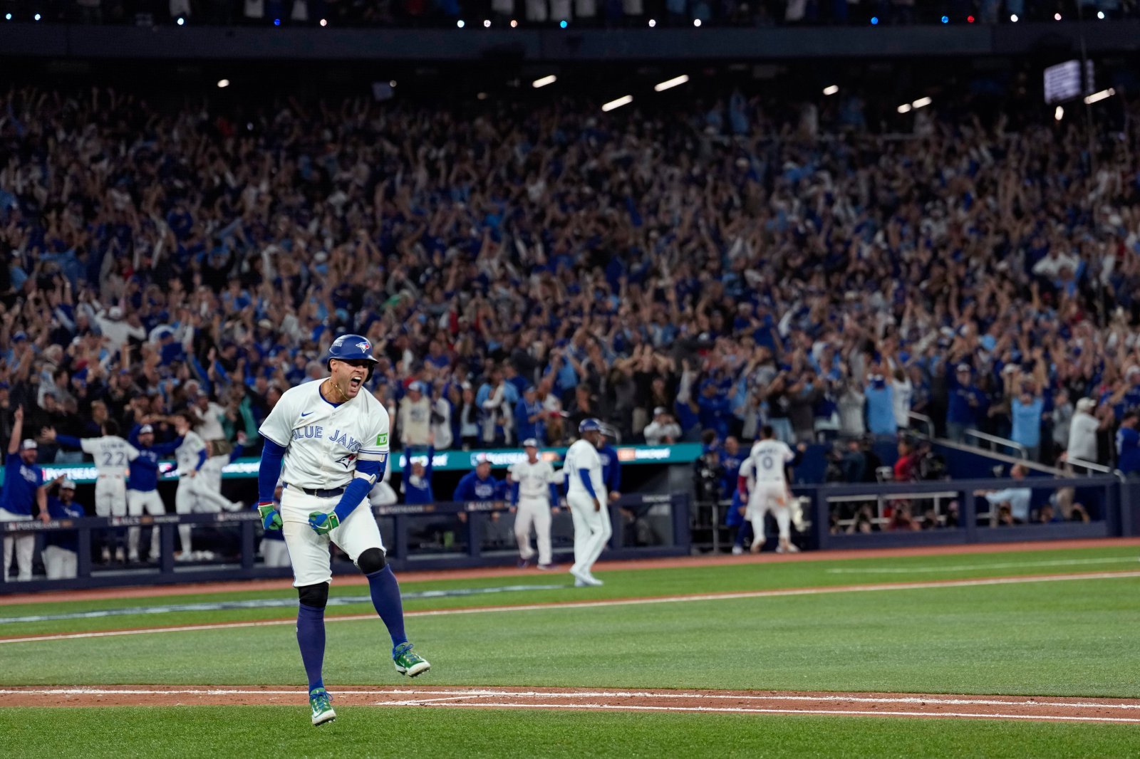 토론토 조지 스프링어가 21일(한국시간) 로저스센터서 열린 ‘2025 MLB PS’ 시애틀과 ALCS 7차전서 7회말 역전 3점 홈런을 터트린 이후 세리머니를 하고 있다. 토론토(캐나다)|AP뉴시스