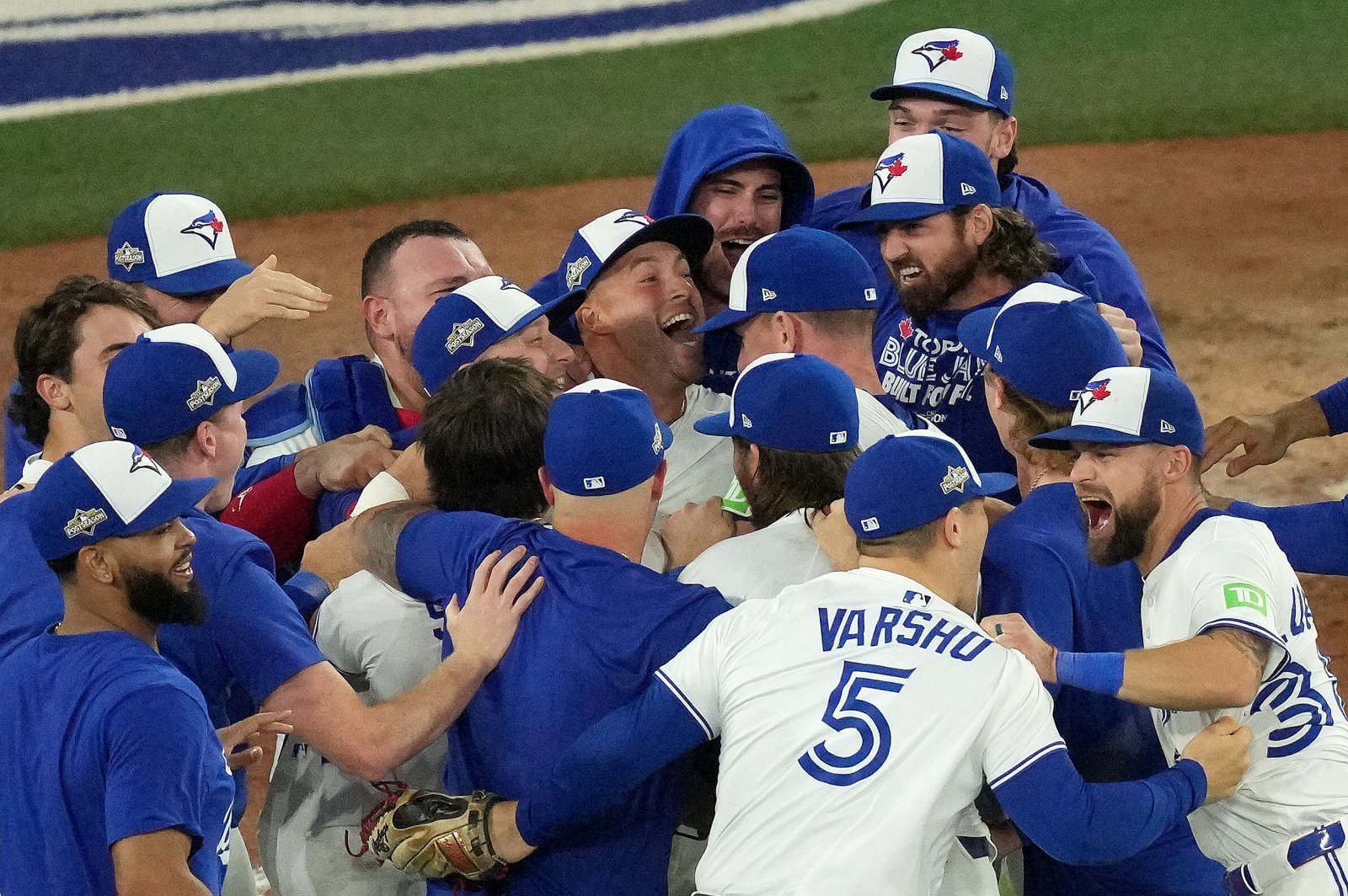 토론토는 선수단이 21일(한국시간) 로저스센터서 열린 ‘2025 MLB PS’ 시애틀과 ALCS 7차전서 4-3으로 승리한 이후 기쁨을 만끽하고 있다. 토론토(캐나다)|AP뉴시스