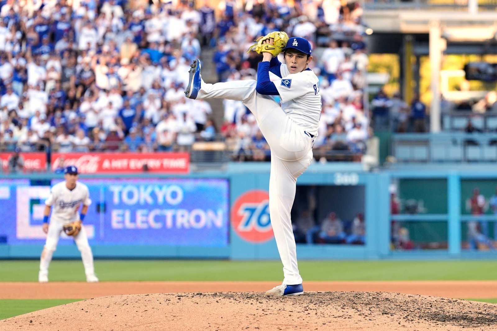 다저스 사사키 로키는 PS 기간 위력적인 투구로 세이브 3개를 챙기며 불펜진에 힘을 보태고 있다.|AP뉴시스