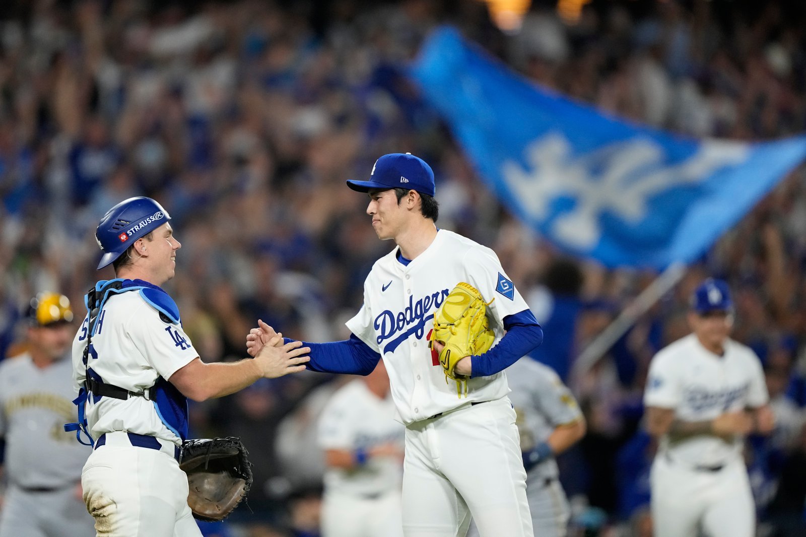 다저스 사사키 로키(오른쪽)는 PS 기간 위력적인 투구로 세이브 3개를 챙기며 불펜진에 힘을 보태고 있다.|AP뉴시스