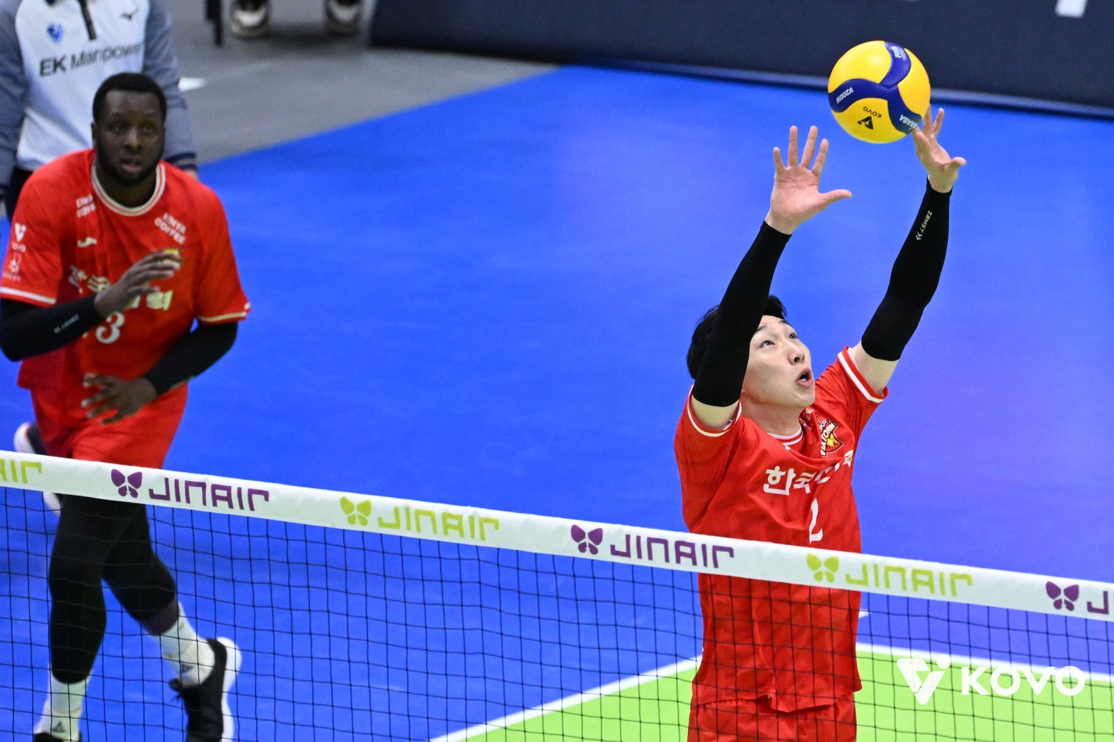 한국전력 세터 김주영(오른쪽)이 20일 수원체육관에서 열린 우리카드와 V리그 남자부 홈개막전에서 외국인 공격수 베논에게 토스를 연결하고 있다. 사진제공｜KOVO