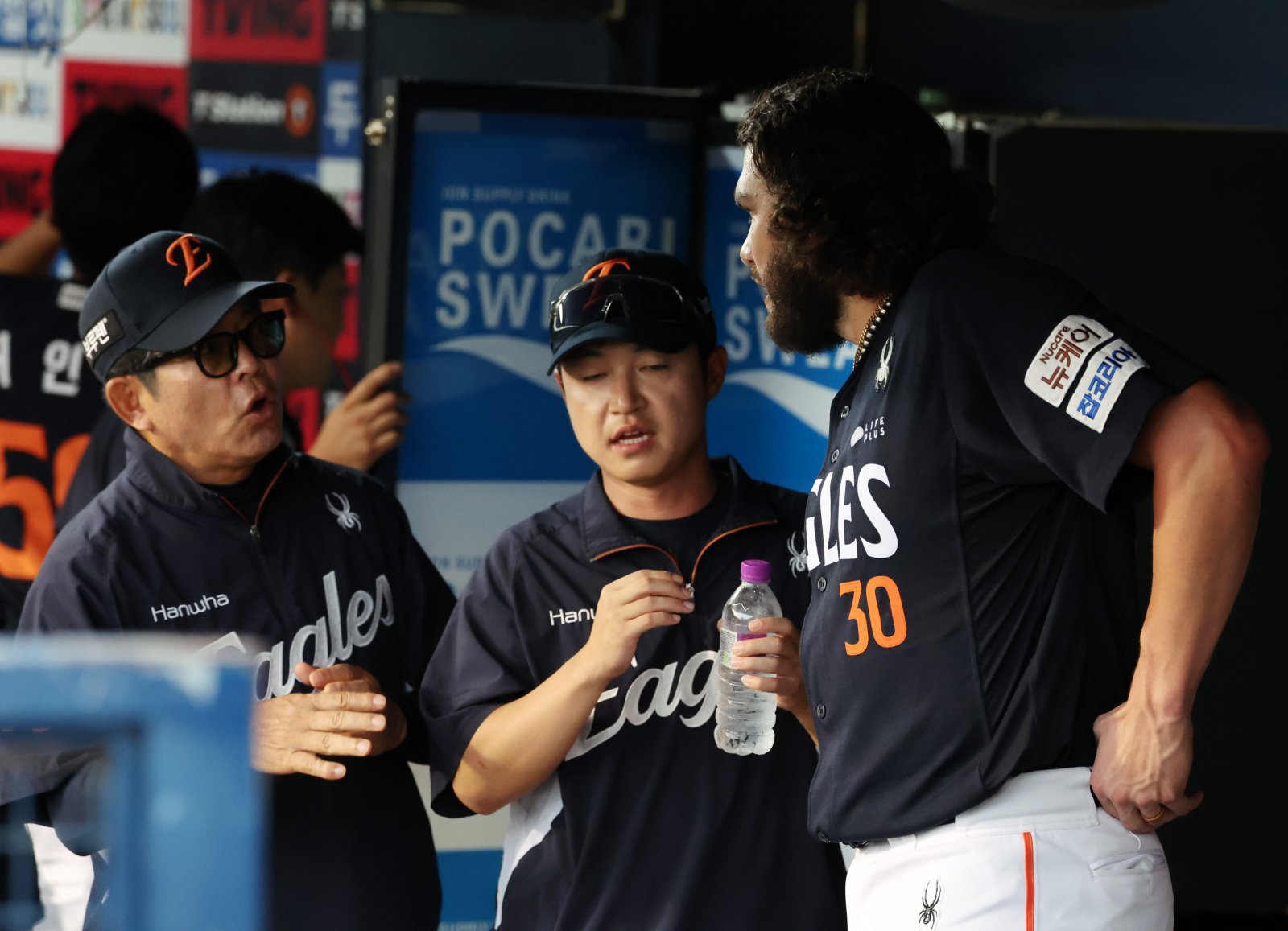 양상문(왼쪽) 한화 투수코치와 최일언 삼성 투수코치는 1961년생 동갑내기로 산전수전을 다 겪은 지도자다. 올해 PO 무대에서 적으로 맞붙은 두 투수코치의 용병술을 지켜보는 것도 하나의 관전포인트다. 외국인투수 코디 폰세와 대화를 나누고 있는 양 코치. 뉴시스