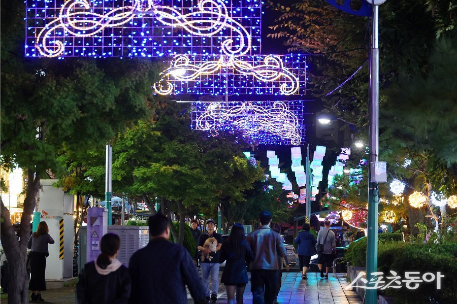 인천 남동구, ‘소래 빛의 거리’ 조성을 기념해 점등식과 버스킹 등 문화 공연을 개최했다. 사진제공|인천 남동구청