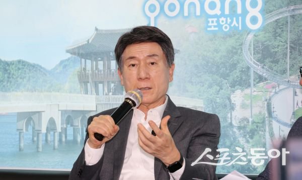 이강덕 포항시장이 21일 시청 브리핑룸에서 영국·아이슬란드 방문 성과를 설명하고 있는 모습. 사진제공ㅣ포항시