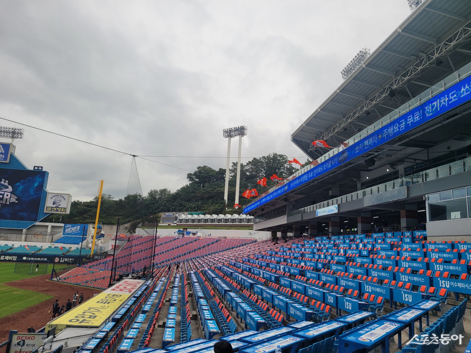 21일 대구 삼성라이온즈파크 원정팀 덕아웃 뒤인 1루 측 관중석이 한화 구단이 미리 준비한 오렌지색 우의로 가득 덮여져 있는 모습. 대구|장은상 기자 award@donga.com