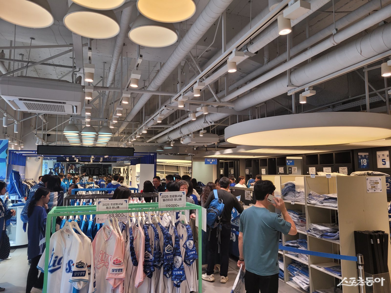 21일 대구 삼성라이온즈파크 공식 스토어가 유니폼과 굿즈를 사려는 팬들로 가득 차 있다. 대구|장은상 기자 award@donga.com