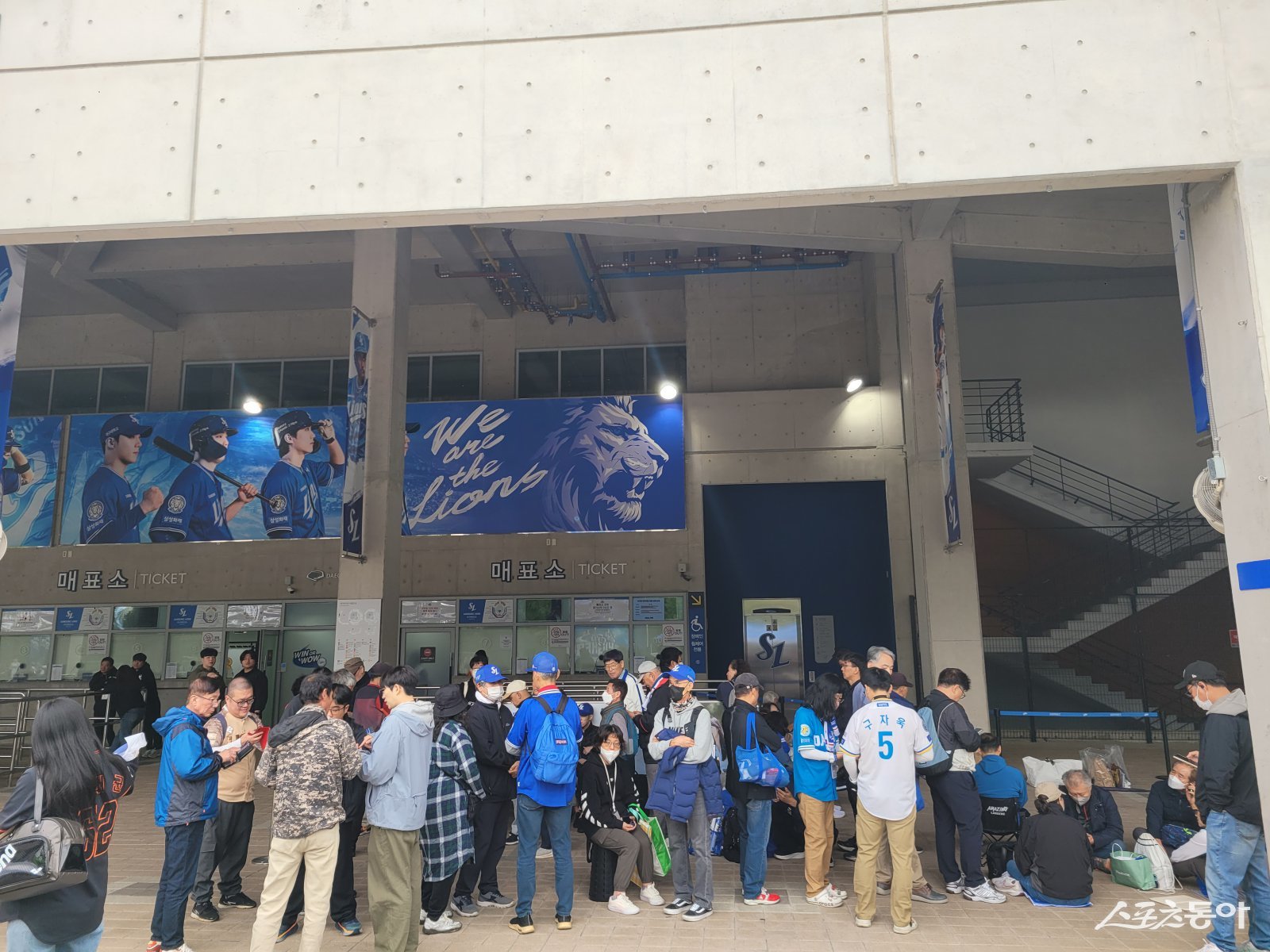 21일 이른 오후 디지털 취약계층을 위해 현장 티켓을 판매하는 대구 삼성라이온즈파크 매표소 앞에 팬들의 줄이 길게 늘어져 있다. 대구|장은상 기자 award@donga.com