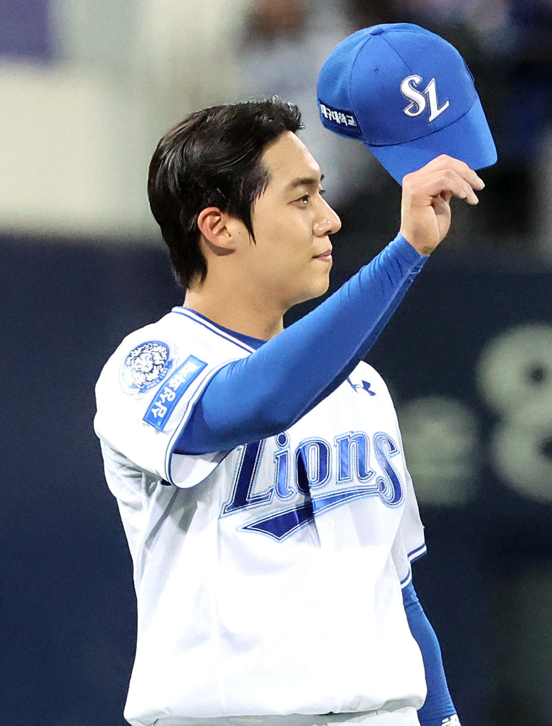 삼성 원태인이 22일 한화와 PO 4차전에 선발등판한다. 13일 준PO 3차전 선발등판 당시 경기가 우천 지연됐던 여파로 몸관리에 집중했던 그의 8일 휴식 후 선발등판이다. 13일 준PO 3차전 도중 김성윤의 호수비에 고마움을 전하는 원태인. 뉴시스