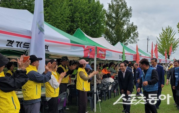 김주수 군수가 두레생협 생명나눔한마당 부수에서 참가자들에게 인사하고 있다. 사진제공ㅣ의성군